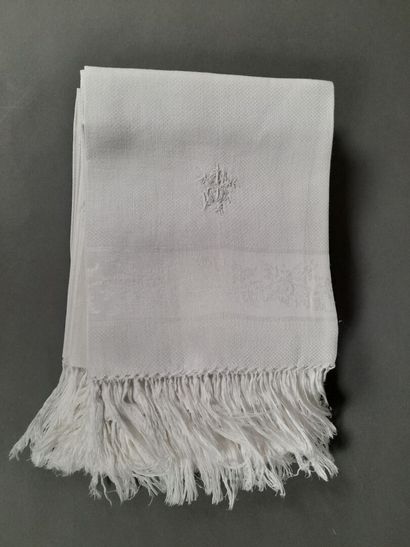 Huit serviettes de toilette frangées en coton...