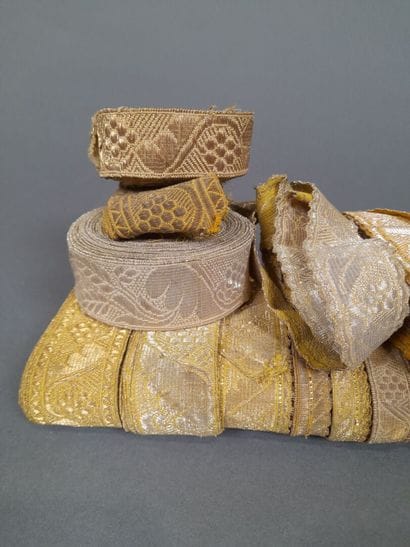 Lot de passementerie en fils métalliques...