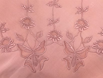 Parure de lit en coton rose ornée de jours...