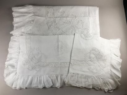 Parure de lit en coton blanc à décor de fleurs...