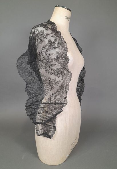 Lot comprenant : 
- Pointe en dentelle aux...