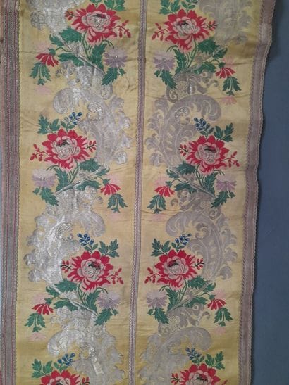 Panneau en lampas de soie et coton à décor...
