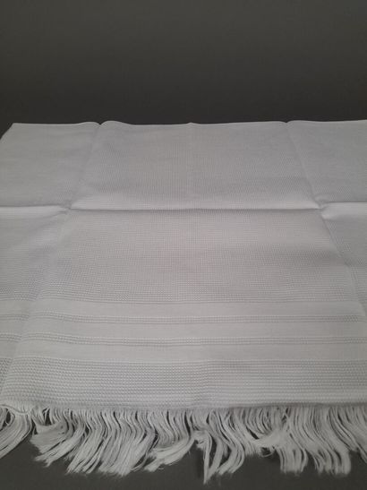 Douze serviettes de toilettes frangées en...