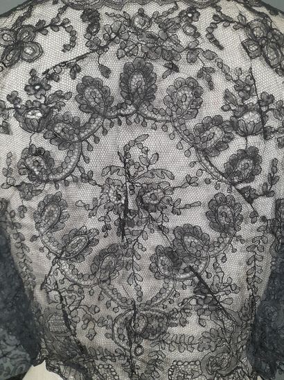 Lot comprenant : 
- Pointe en dentelle aux...
