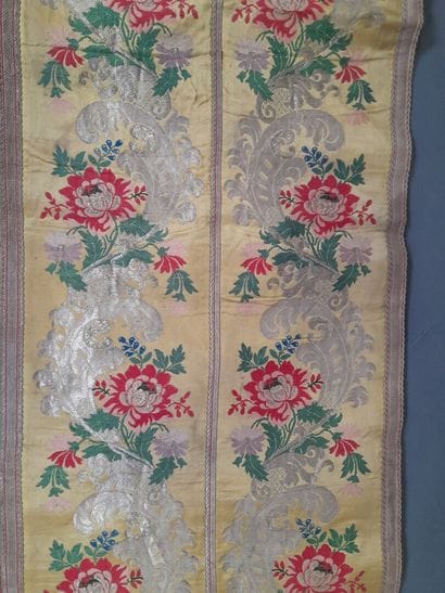 Panneau en lampas de soie et coton à décor...