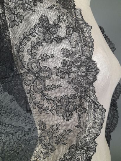 Lot comprenant : 
- Pointe en dentelle aux...