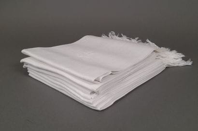 Huit serviettes de toilette frangées en coton...