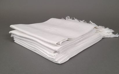 Huit serviettes de toilette frangées en coton...
