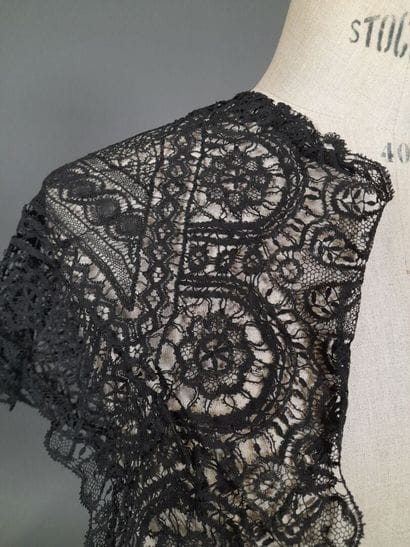 Lot comprenant : 
- Pointe en dentelle aux...
