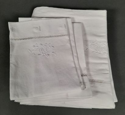 Lot de draps en lin blanc brodés et ajourés...
