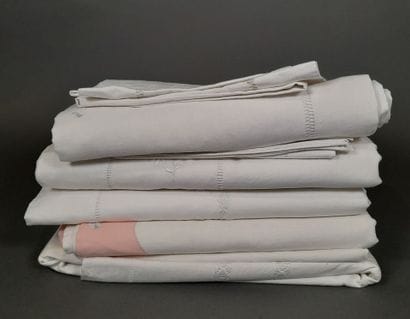 Lot de draps en lin blanc brodés et ajourés...