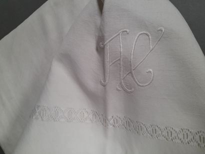 Lot de draps en lin blanc brodés et ajourés...