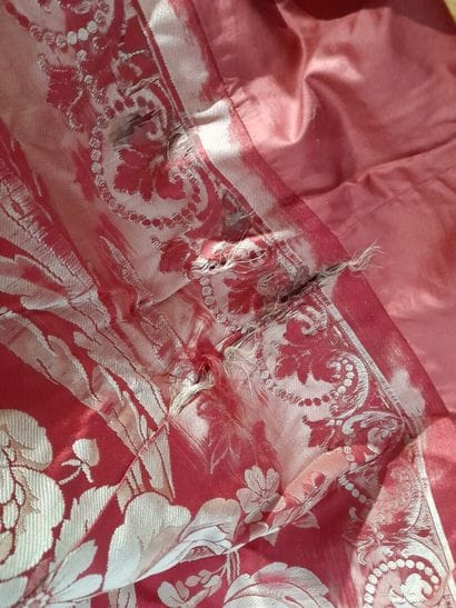 Paire de rideaux en satin de soie damassé...