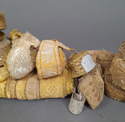 Lot de passementerie en fils métalliques...