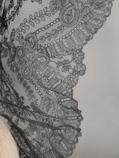 Lot comprenant : 
- Pointe en dentelle aux...