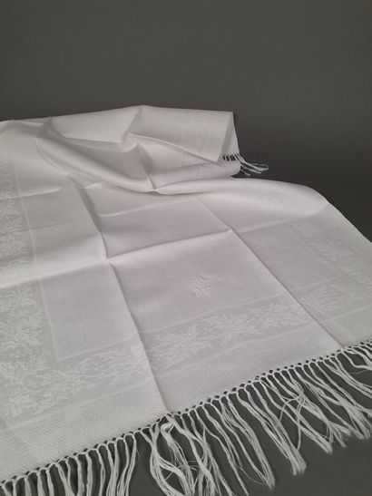 Huit serviettes de toilette frangées en coton...