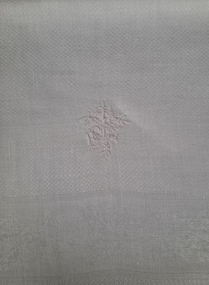 Huit serviettes de toilette frangées en coton...