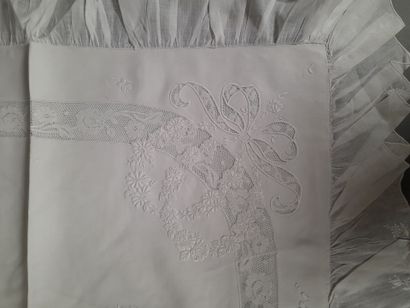 Parure de lit en coton blanc à décor de fleurs...