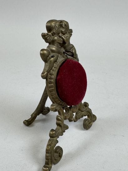 Petit porte-montre en métal doré à décor...