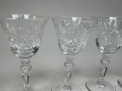 Série de 6 petits verres à liqueur sur pied...