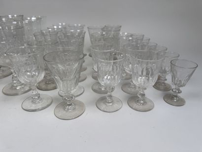 Important lot de verres en cristal et verre...