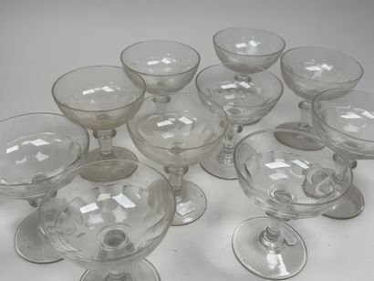 Série de 10 coupes à champagne en verre à...