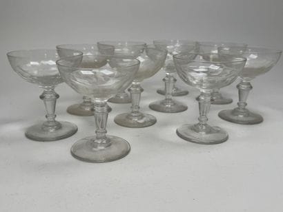 Série de 10 coupes à champagne en verre à...