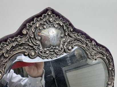 Miroir de table probablement en argent repoussé...