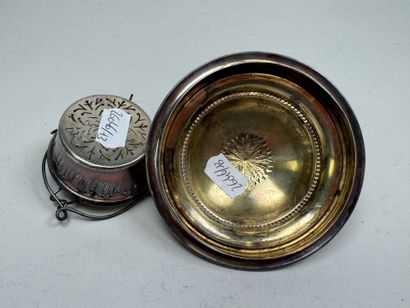 Couvercle en argent et passe thé en argent...