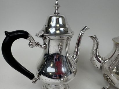 Deux verseuses à thé ou café en métal argenté...