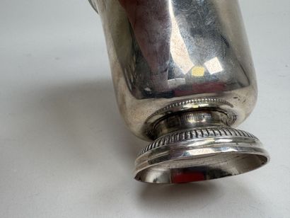 Timbale sur piédouche en argent à décor de...