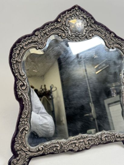 Miroir de table probablement en argent repoussé...