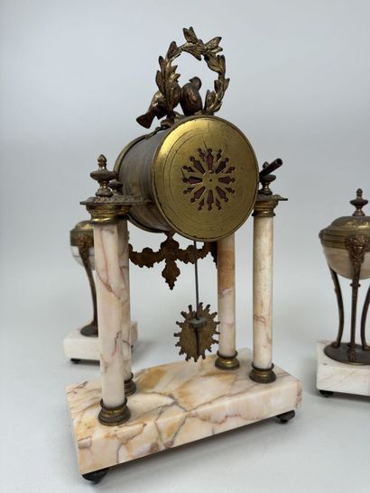 A L'ESPERANCE - Henri GODCHOT à Paris.
Garniture...
