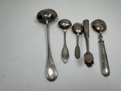 Saupoudreuse en argent 950/1000, poinçon...