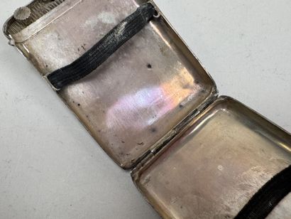 Étui à cigarettes et allumettes en argent...