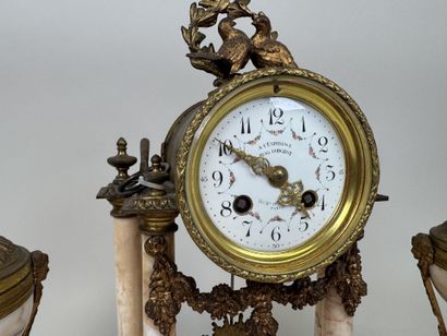 A L'ESPERANCE - Henri GODCHOT à Paris.
Garniture...