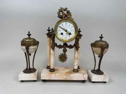 A L'ESPERANCE - Henri GODCHOT à Paris.
Garniture...