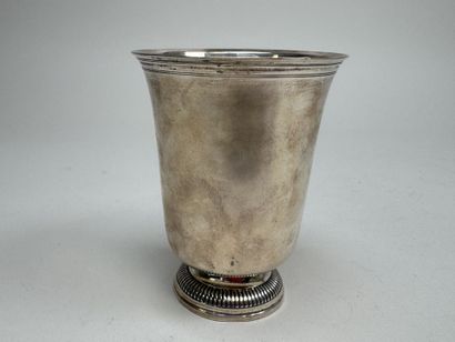 Timbale sur piédouche en argent à décor de...