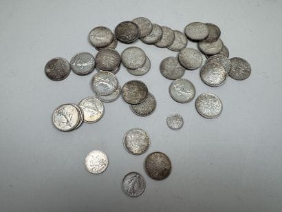 Lot de monnaie dont :
- 32 pièces de 5 francs...
