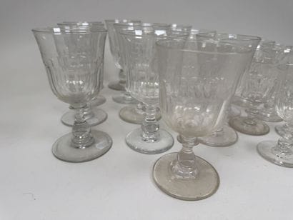 Important lot de verres en cristal et verre...
