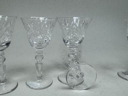 Série de 6 petits verres à liqueur sur pied...