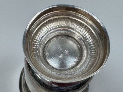 Timbale sur piédouche en argent 950/1000,...