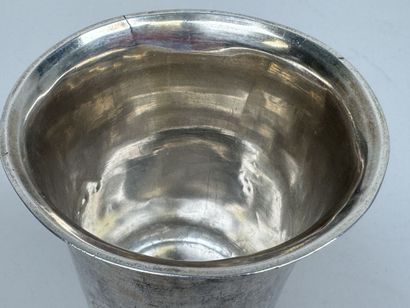 Timbale sur piédouche en argent 950/1000,...