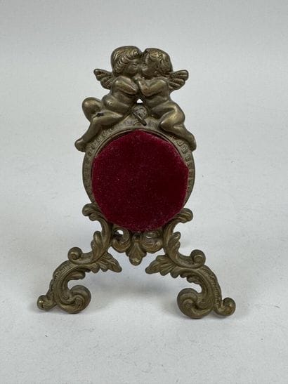 Petit porte-montre en métal doré à décor...