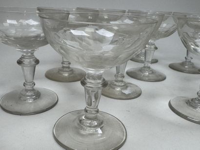 Série de 10 coupes à champagne en verre à...