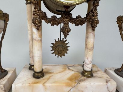 A L'ESPERANCE - Henri GODCHOT à Paris.
Garniture...