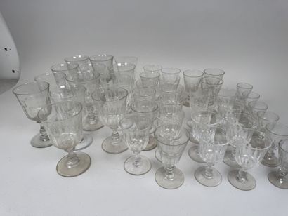 Important lot de verres en cristal et verre...
