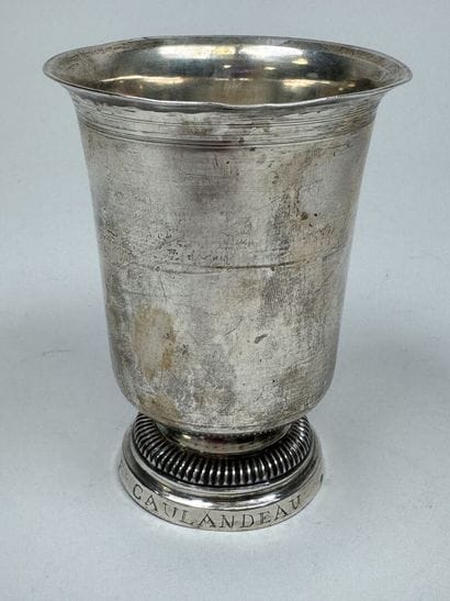 Timbale sur piédouche en argent 950/1000,...