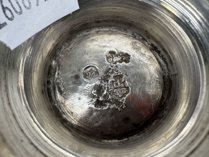 Timbale sur piédouche en argent à décor de...