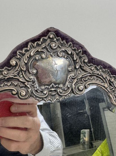 Miroir de table probablement en argent repoussé...